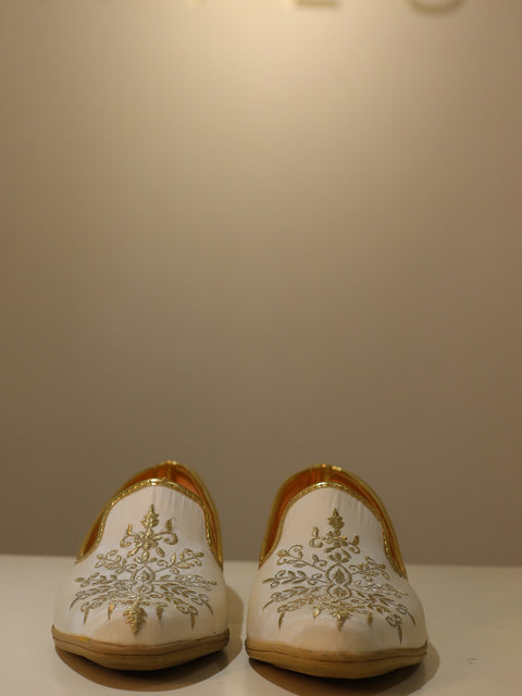 Luxe Empress — Dupion Silk Embellished Juttis