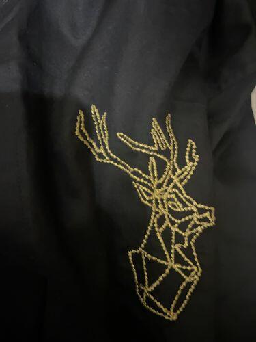 Gold reindeer embroidery on the HILO DESIGN Perto Reindeer black shirt